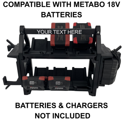 KIBERG Personalisierter Akkuträger für Metabo 18V | 12 Akkus + ASC55 Ladegerät | Werkstatt Organizer mit Wunschtext | Geschenk Handwerker