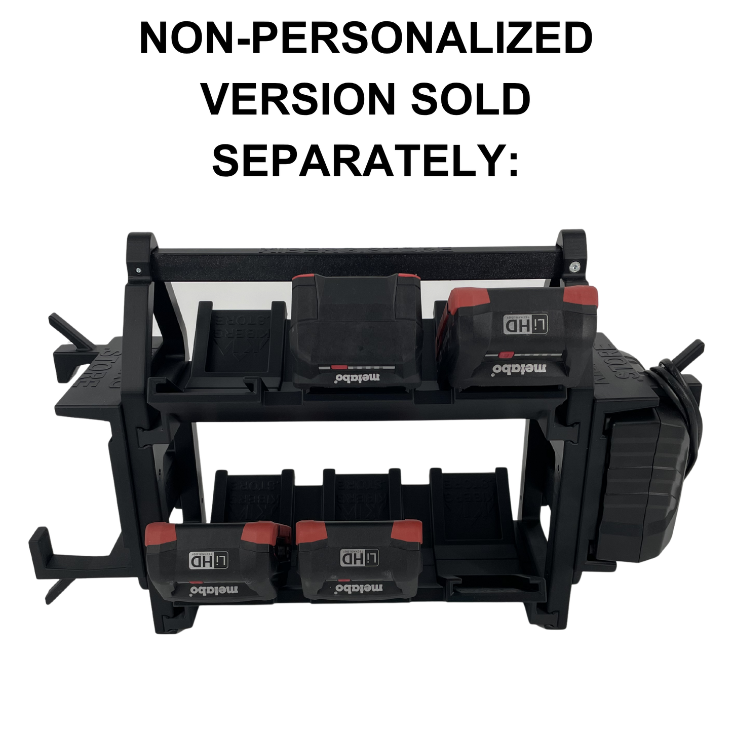 KIBERG Personalisierter Akkuträger für Metabo 18V | 12 Akkus + ASC55 Ladegerät | Werkstatt Organizer mit Wunschtext | Geschenk Handwerker